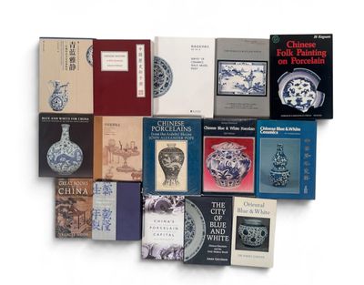un grand nombre de livres posés sur une table