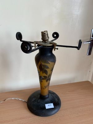 * ETABLISSEMENT GALLE. Pied de lampe en verre doublé ambre e… - Photo 1