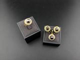 une paire de boucles d'oreilles en or et perles, présentée dans un écrin noir