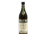 un gros plan d'une bouteille d'alcool sur fond blanc