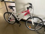 un vélo appuyé contre un mur