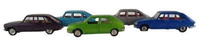 quatre petites voitures miniatures alignées en rang