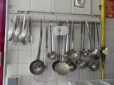 de nombreuses cuillères accrochées au mur de la cuisine
