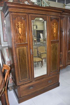 Armoire formant penderie à glace en bois teinté et marqueté,…
