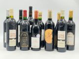 plusieurs bouteilles de vin sont alignées sur une surface blanche