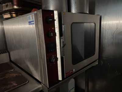 un micro-ondes posé sur un comptoir dans une cuisine
