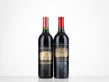 deux bouteilles de vin rouge posées l'une à côté de l'autre sur une table