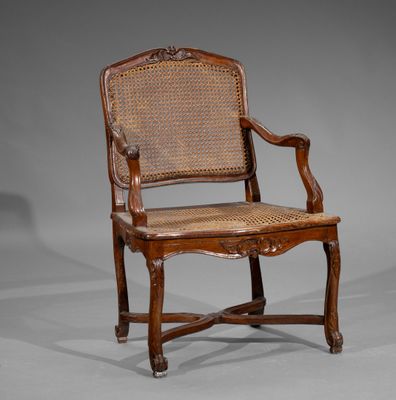 Fauteuil en bois mouluré sculpté de coquilles et feuilles d'…