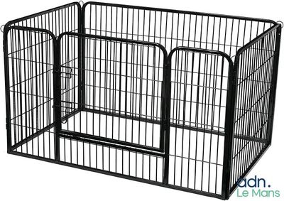une cage pour chien noire dont deux portes sont ouvertes et une est fermée