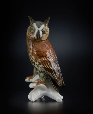 une figurine représentant un hibou perché sur une branche