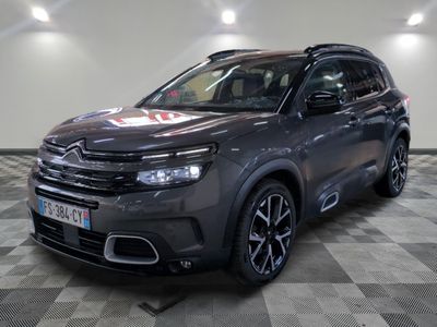 le nouveau suv de citrole est garé dans une salle d'exposition