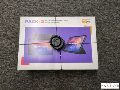 On voit ici l'emballage de la nouvelle tablette Redmik Plus.