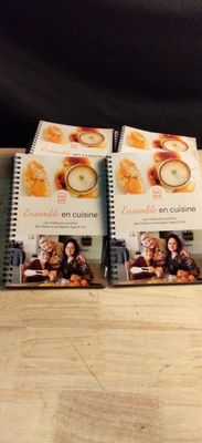 trois livres posés les uns sur les autres sur une table