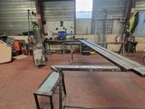 une table et un banc au milieu d'une pièce