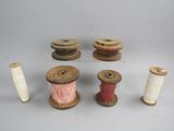 plusieurs bobines de fil et des bobines de fil posées sur une table