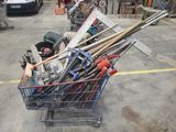 un caddie rempli d'outils et des outils dans un garage