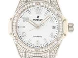 un gros plan d'une montre sur fond blanc, sertie de diamants