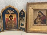 trois images encadrées de Jésus et d'autres objets religieux