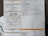 une feuille de papier posée sur un siège de voiture