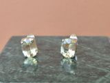 paire de boucles d'oreilles à clous en topaze jaune et diamants, sur socle en marbre