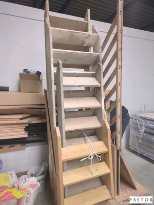 un escalier en bois au milieu d'une pile de cartons