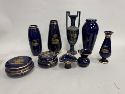 de nombreux vases bleus et dorés posés sur une table blanche