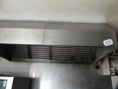 vue en plan d'une cuisine professionnelle équipée d'appareils électroménagers en acier inoxydable