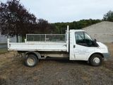 un camion blanc garé dans un champ
