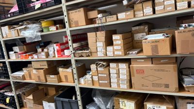 des rayons avec des cartons et d'autres articles dans un magasin rempli de cartons