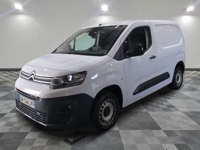 la camionnette blanche est garée sur le sol en damier d'une pièce