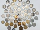 gros plan d'un paquet de pièces de monnaie sur une surface blanche