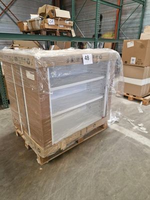Les cartons et les palettes sont empilés sur des palettes dans un entrepôt