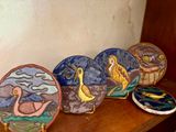 cinq assiettes ornées de motifs différents, posées sur une étagère