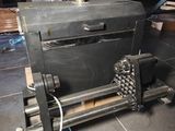 une machine posée sur le sol de la pièce