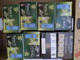 Plusieurs boîtes de thé sont empilées les unes sur les autres sur une table