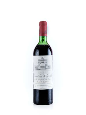 une bouteille de vin rouge posée sur une table blanche