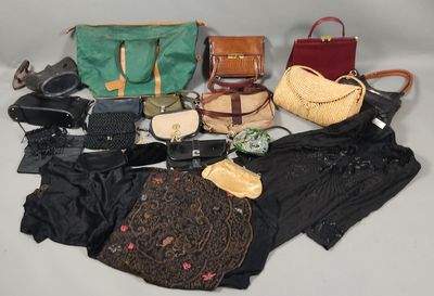 beaucoup de sacs à main et de sacs à bandoulière posés sur la table