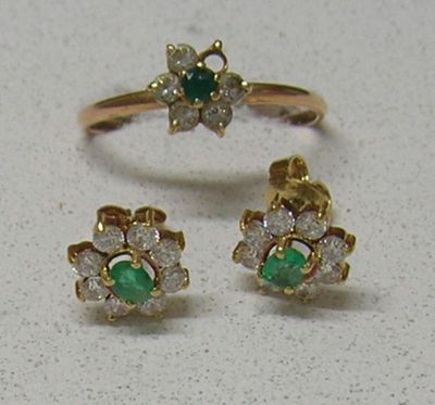 trois bijoux posés sur une surface blanche