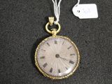 une image représentant une montre de poche plaquée or dont le cadran est orné de chiffres romains