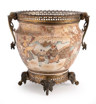 CACHE POT en faïence polychrome et or à décor d'une scène an…