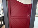 une porte rouge ouverte dans un immeuble