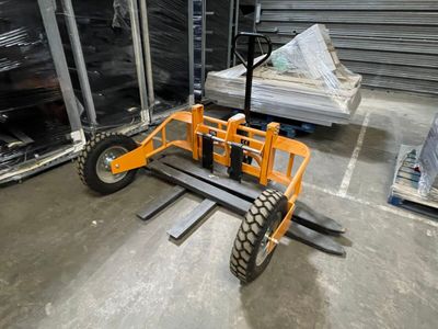 un chariot élévateur qui se trouve au milieu d'un entrepôt