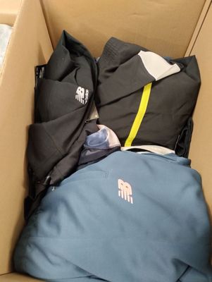 une boîte en carton remplie de vêtements et un sac