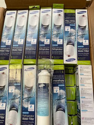 des cartons de filtres à eau sont empilés les uns sur les autres dans un carton