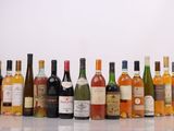 les nombreuses bouteilles de vin alignées sur la table