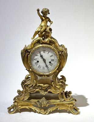 Pendule à poser en bronze doré et ciselé à décor de feuillage, coquill - Photo 1