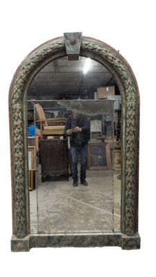 un homme qui se tient devant un miroir