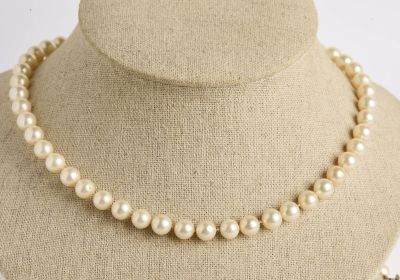 gros plan d'un collier de perles sur un mannequin