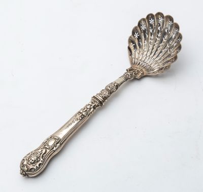 Une cuillère saupoudreuse en argent et argent fourré à décor…