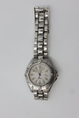 une image d'une montre-bracelet sur une surface blanche avec un fond blanc